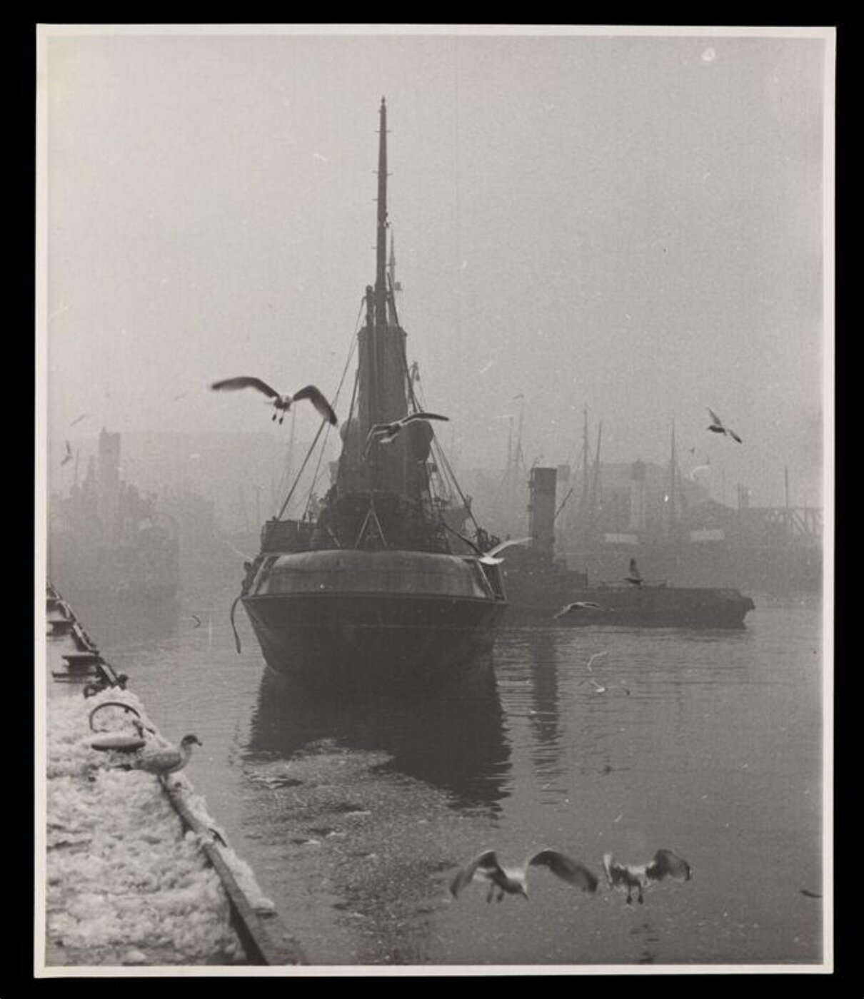 Hardy, Bert, AT SEA WITH THE WAR-TIME TRAWLERMEN