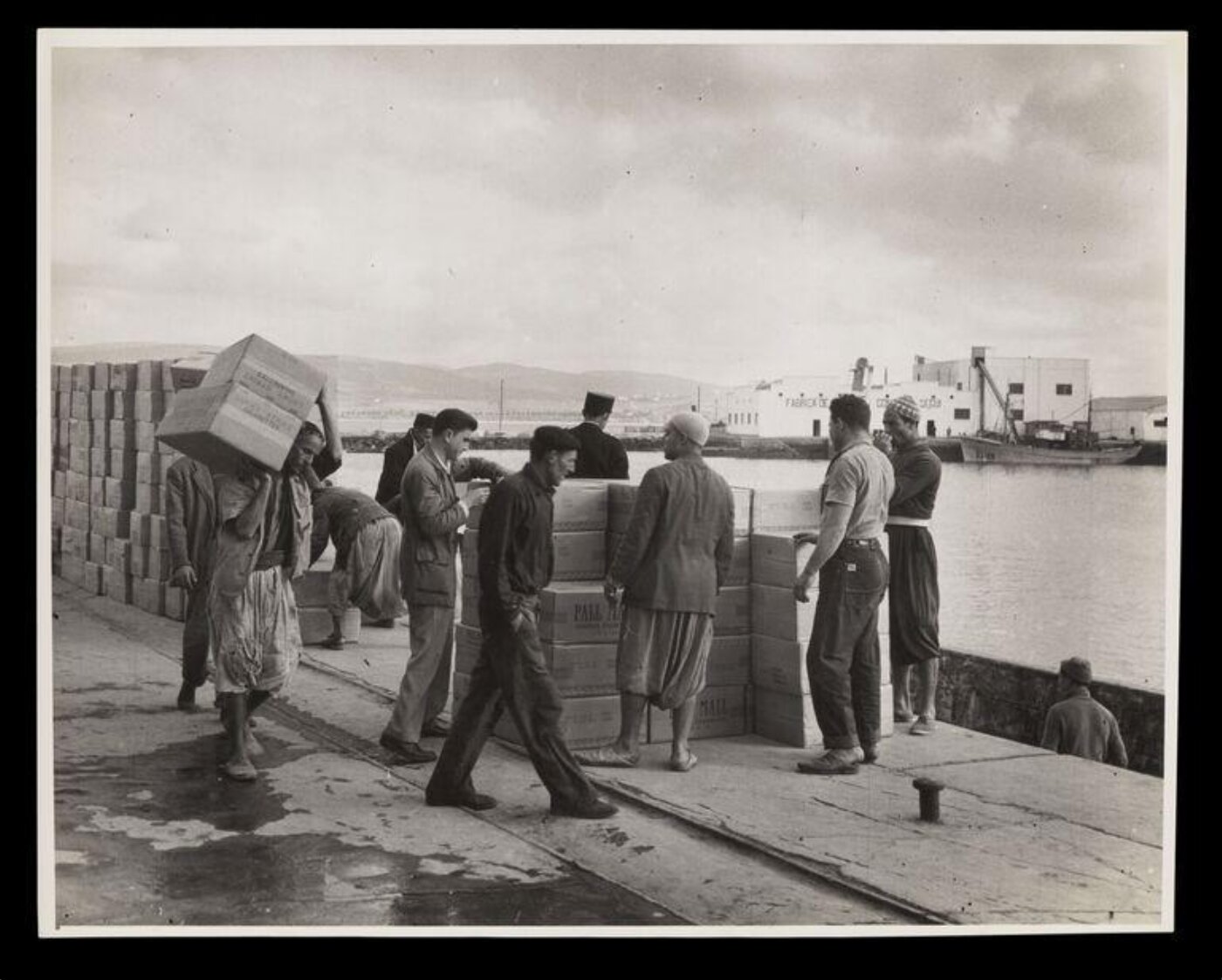 Hardy, Bert, Picture Post Hears A Smuggler's Story