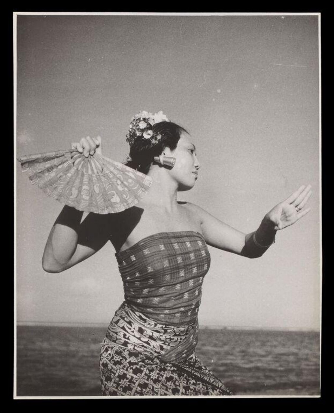 Hardy, Bert, Woman on the beach, Bali