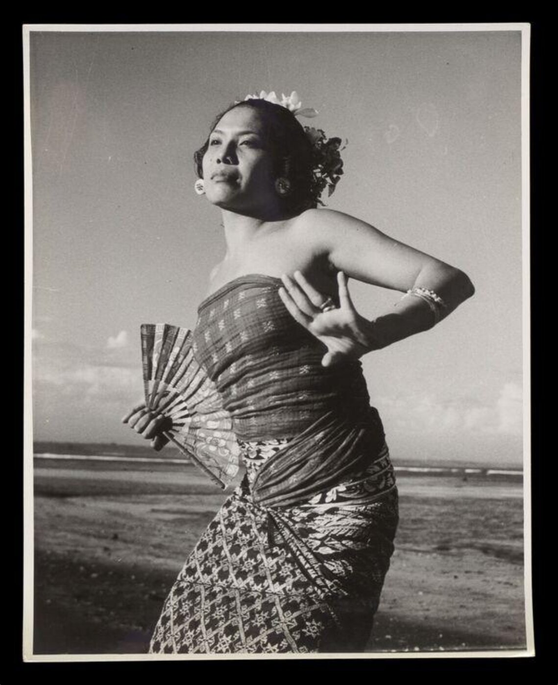 Hardy, Bert, Woman on the beach, Bali