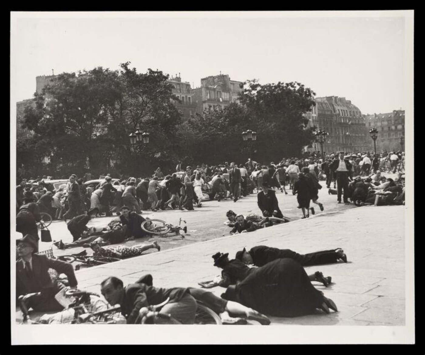 Hardy, Bert, Air Raid Paris